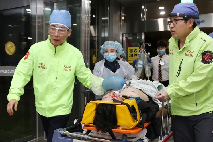 이국종 아주대학병원 교수(경기남부권역중증외상센터장)가 헬기로 후송된 긴급 환자를 응급센터로 이송하고 있다. 수원/강재훈 선임기자 khan@hani.co.kr