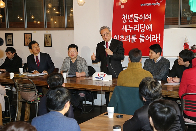 사회 각계각층의 국민들을 찾아가 반성과 사과를 전하고, 그들의 쓴소리를 듣겠다고 진행된 ‘새누리당에 회초리를 들어라! -청년편’이 지난 1월 10일 서울 마포구 홍대 인근 카페에서 열렸다. 인명진 전 비대위원장이 발언하고 있다. 자유한국당 누리집