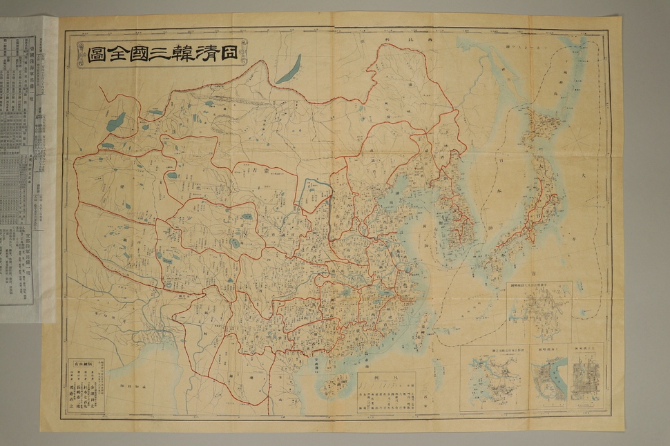 일청한삼국전도(1894년, 75㎝×54㎝). 1894년 9월18일에 발행된 삼국의 지도로 붉은색으로 지역의 경계를 표시하고 있다. 이 지도의 특징은 당시 삼국에 대한 정보를 별지를 통해 기록하고 있다는 것이다. 이를 통해 1894년 당시의 조선면적과 인구수(1052만8천명)를 알 수 있다. 별지를 작성한 이유는 삼국의 총면적 및 인구수 대비 군사력을 비교하기 위한 것으롤 보인다. 특히 일본과 청의 군사력을 자세히 기록하고 있다.