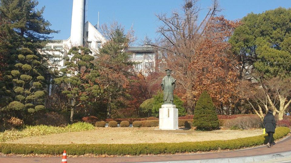 27일 이화여대 김활란 동상 앞에 설치됐던 ‘김활란 친일행적 팻말’이 철거된 모습. (이화여대 친일청산 프로젝트 기획단 제공)