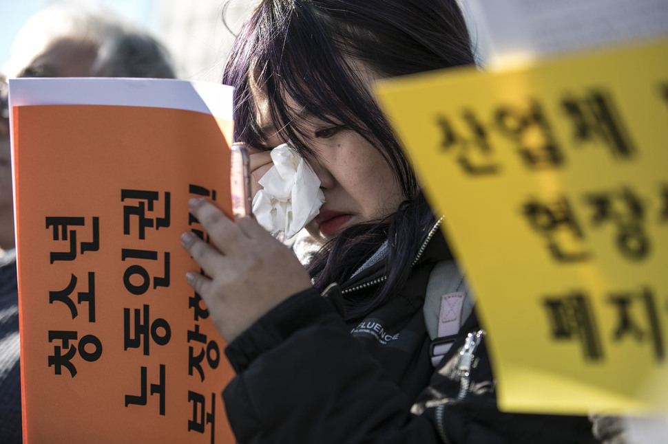 ‘산업체 파견 현장실습 폐지 촉구 기자회견’이 30일 오전 서울 종로구 정부서울청사 앞에서 열려 특성화고 졸업생인 복성현씨가 청소년 노동인권 보장을 촉구하며 발언을 하던 중 눈물을 흘리고 있다. 기자회견 참석자들은 이날 산업체 파견 현장실습 실태에 대한 전수조사, 교육청과 해당 기업에 대한 책임 추궁, 산업체 파견 현장실습 폐지를 위한 입법 활동 등을 각각 교육부와 고용노동부, 국회에 요구했다. 김성광 기자 flysg2@hani.co.kr