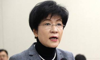 김영주 장관 “하루 4200원 퇴직공제부금 올려야”