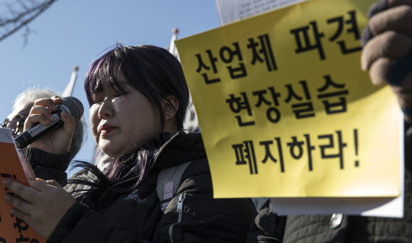 '산업체 파견 현장실습 폐지 촉구 기자회견'이 지난 30일 오전 서울 종로구 정부서울청사 앞에서 열려 특성화고 졸업생인 복성현씨(오른쪽 둘째)가 청소년 노동인권 보장을 촉구하며 발언을 하던 중 눈물을 흘리고 있다. 김성광 기자 flysg2@hani.co.kr