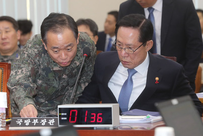 1일 국회에서 열린 국방위원회 회의에서 송영무 국방부 장관이 북한의 신형 대륙간탄도미사일(ICBM)급 발사와 관련한 업무보고를 하기 위해 준비하고 있다. 신소영 기자 viator@hani.co.kr