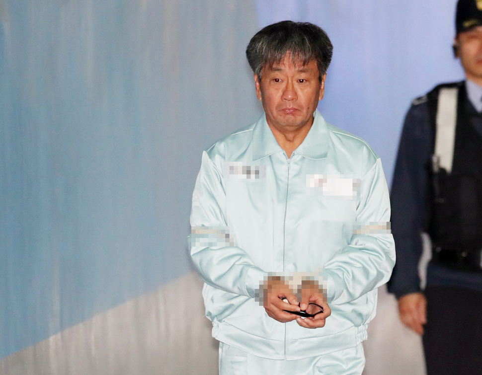 이명박 정부 시절 국가정보원의 '댓글 공작'을 주도한 실무책임자인 이종명 전 국정원 3차장이 구속이 합당한지 판단해달라며 법원에 구속적부심사를 요청한 가운데 30일 오후 이 전 3차장이 구속적부심 심문을 받기 위해 호송차량을 타고 서울 서초구 중앙지법에 도착하고 있다. 연합뉴스