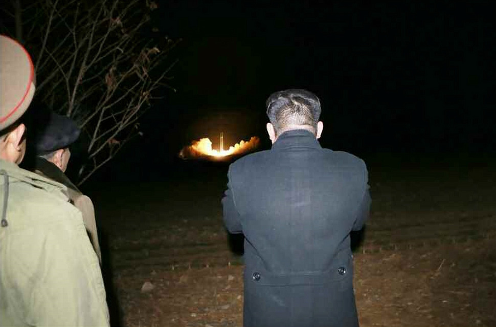 북한이 29일자 노동당 기관지 노동신문을 통해 공개한 신형 대륙간탄도미사일(ICBM) ‘화성-15’ 시험발사 모습. 김정은 노동당 위원장이 발사 장면을 바보고 있다.&#160;연합뉴스