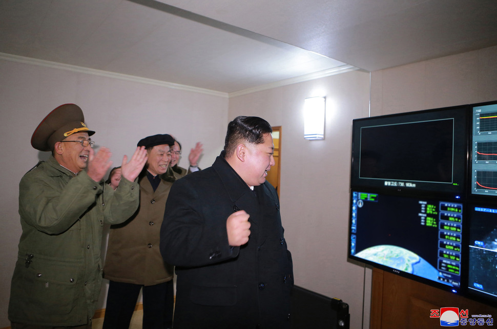 김정은 북한 노동당 위원장이 미사일 발사 지시를 친필명령한 대륙간 탄도미사일(ICBM) ‘화성-15’가 성공적으로 발사됐다고 조선중앙통신이 29일 보도했다. 사진은 화성-15형 시험발사를 참관하는 김정은 북한 노동당 위원장. 연합뉴스