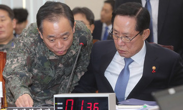[한겨레 사설] 한심하고 위태로운 송영무 장관의 ‘해상봉쇄’ 발언