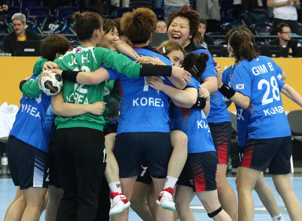 3일(한국시각) 독일 라히프치히에서 여자핸드볼 세계선수권대회가 열려, 한국 대표팀이 네덜란드를 24-22로 꺾고 첫 승을 올렸다. 경기에 승리한 뒤 한국 선수들이 기뻐하고 있다.라이프치히/박종식 기자 anaki@hani.co.kr