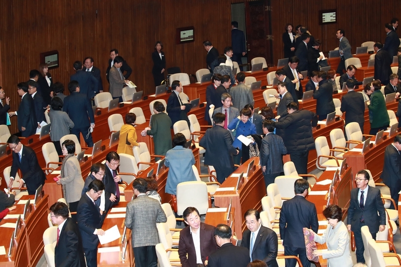 내년 예산안 법정 시한 내 처리가 불발된 2일 밤 9시50분께 국회 본회의가 정회되자 여야 의원들이 회의장을 나서고 있다.