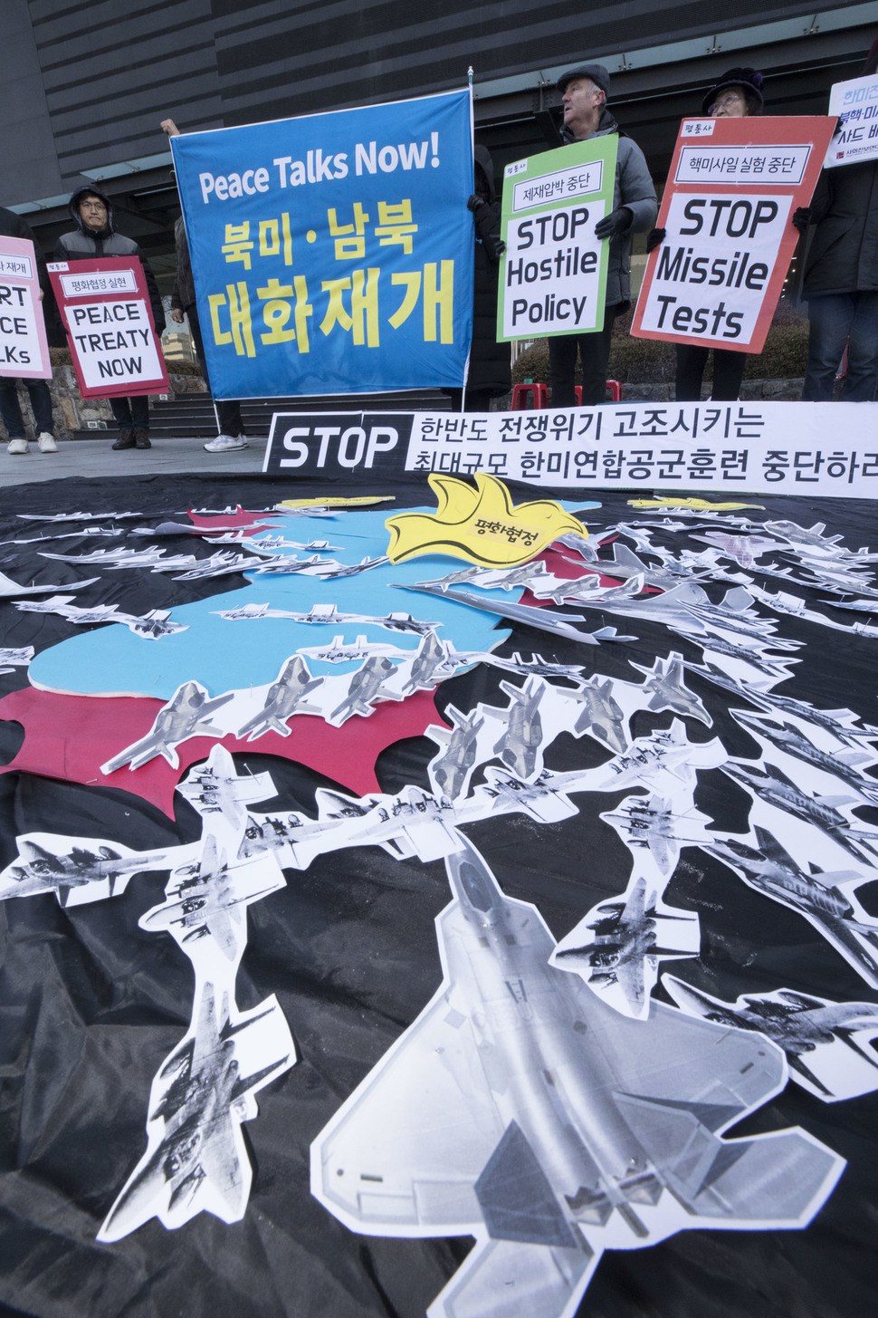 ‘평화와 통일을 여는 사람들’이 4일 오전 서울 종로구 주한미국대사관 주변에서 기자회견을 열어 F-22 등 미국의 전략무기가 한반도 상공을 뒤덮고 있는 모습을 나타낸 펼침막을 펼쳐보이고 있다. 김성광 기자