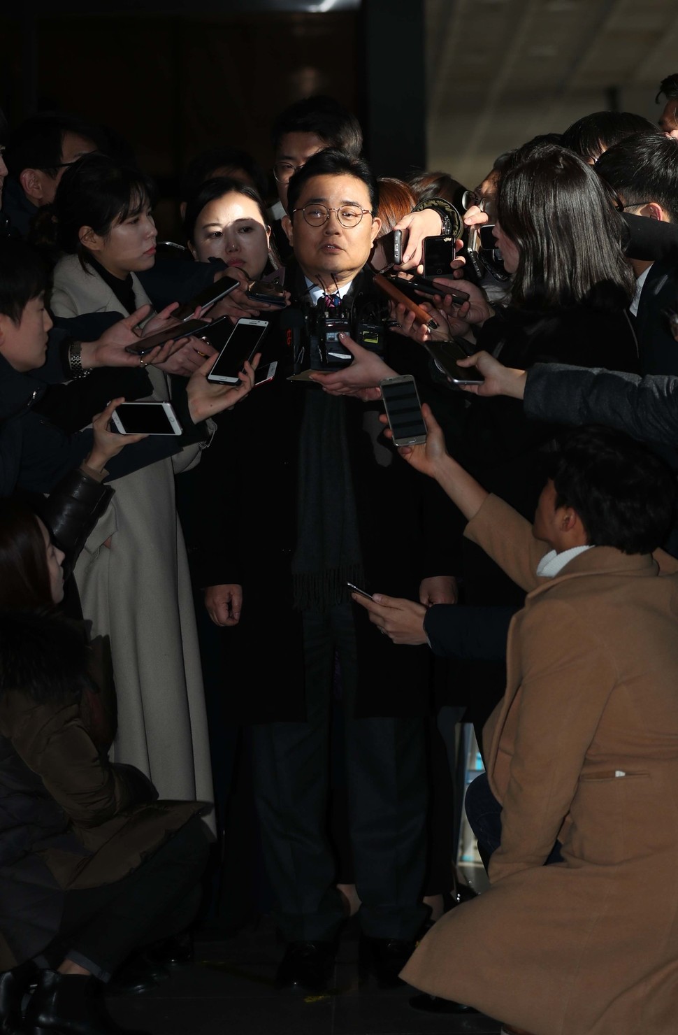 전병헌 전 청와대 정무수석이 4일 오후 서울 서초구 서울중앙지검에 출석하며 기자들의 질문에 답하고 있다. 백소아 기자