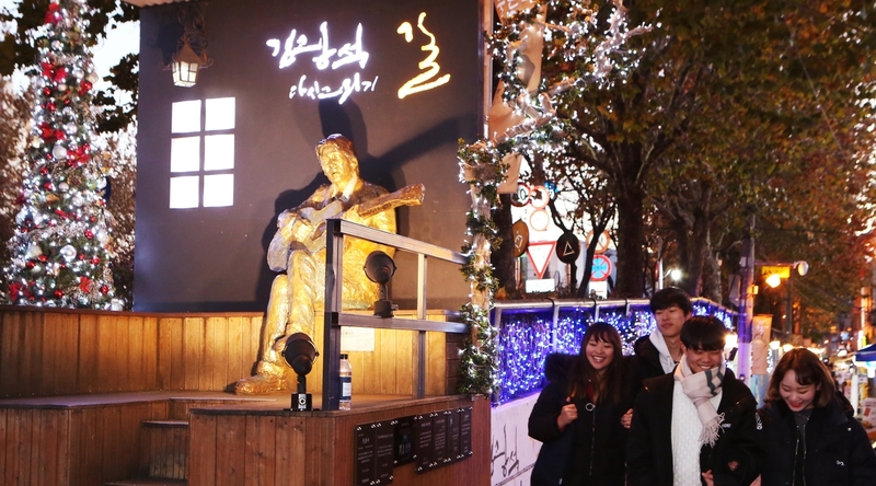 야간 경관조명이 올해 처음 켜진 지난 1일 저녁, 대구 중구 대봉동 방천시장 ‘김광석 길’을 사람들이 걷고 있다. 대구 중구 제공