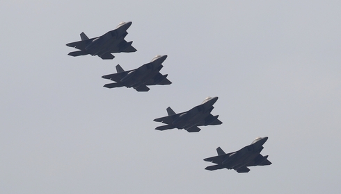 4일부터 시작된 한-미 공중 연합훈련에 참가한 미군 F-22 랩터 전투기가 편대비행을 하는 모습. 연합뉴스