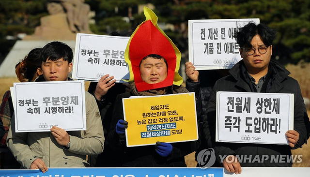 11월15일 청와대 앞 분수대에서 시민단체 회원들이 기자회견을 열어 서민 주거 안정을 위해 전월세 상한제, 계약갱신 청구권, 아파트 후분양제 도입을 촉구하고 있다.