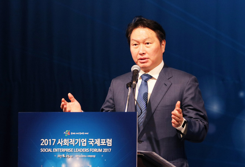 최태원 에스케이(SK)그룹 회장이 지난 6월 서울시 중구 대한상공회의소에서 열린 사회적기업 국제포럼에서 기조연설을 하는 모습. 에스케이그룹 제공