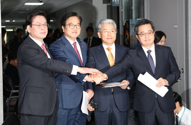 정우택 자유한국당(왼쪽부터), 우원식 더불어민주당, 김동연 국민의당 원내대표와 김동연 경제부총리가 4일 오후 국회 의원회관에서 내년도 예산안 협상 타결에 합의한 뒤 손을 모으고 있다.  강창광 기자 chang@hani.co.kr