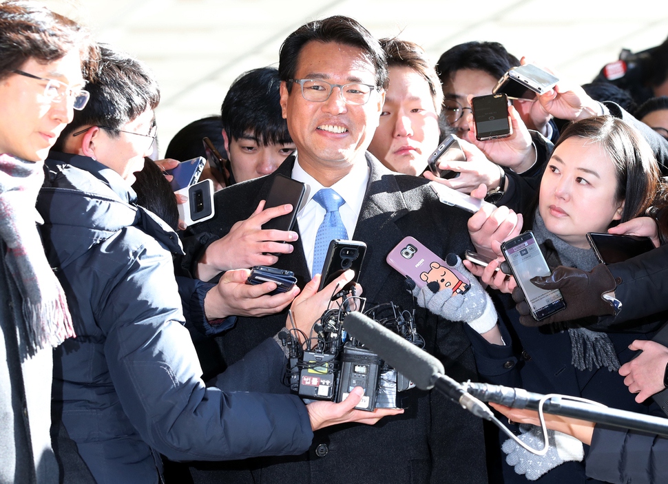 이명박 정부 시절 국군 사이버사령부의 정치개입 행위에 관여한 의혹을 받는 김태효 전 청와대 대외전략비서관이 5일 오전 서울 서초구 서울중앙지검에 출석하고 있다. 연합뉴스
