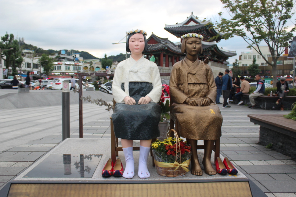 올 추석연휴 기간인 지난 10월2일 전북 전주를 찾은 평화의 소녀상. 이 이동하는 소녀상 옆에는 광복 70주년을 앞둔 2015년 8월13일 시민 6700여명과 기관 283곳이 성금 1억2851만4160원을 모아 이곳 풍남문광장에 소녀상을 세웠다. ‘전북평화의소녀상 건립시민추진위’ 제공