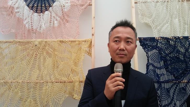 지난달 28일 열린 전시장 간담회에서 임흥순 작가가 나와 설명하고 있다. 그의 뒤에 보이는 것은 고 김영일 할머니가 생전 손수 짰던 자수작품들이다. 구술과 대화를 바탕으로 작업했다는 작가는 “몸과 마음으로 할머니들의 삶을 경험하는 과정들은 나 자신을 다시 만들어가는 굉장히 소중한 시간들이었다”고 털어놓았다.