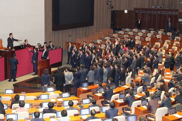 자유한국당 의원들이 5일 밤 국회 본회의장에서 정세균 국회의장이 ‘2018년도 예산안’ 표결을 진행하자 반발하고 있다. 강창광 선임기자 chang@hani.co.kr