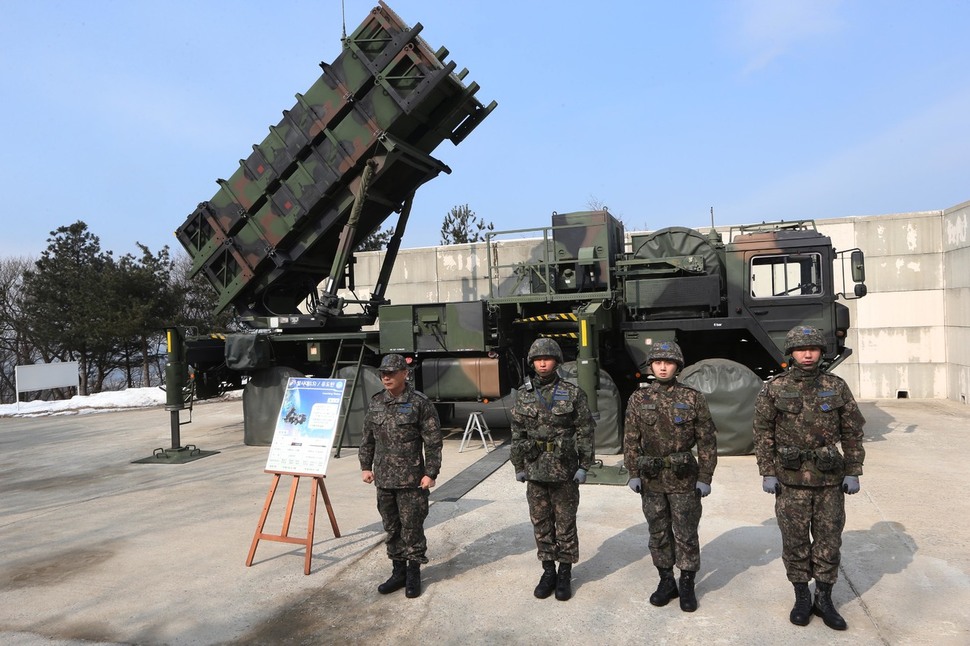 수도권 남부지역 공군 제3 방공 유도탄여단 예하 8630부대 장병들이 북한의 미사일 `북극성 2형&#39; 시험발사 다음날인 2017년 2월13일 오전 패트리엇 미사일 훈련상황을 점검하고 있다. 이정우 선임기자 woo@hani.co.kr