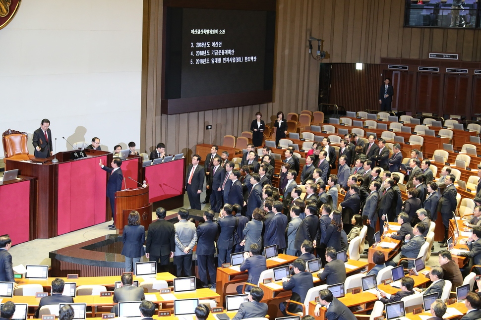 5일 밤 자유한국당 의원들이 자신들이 의원총회를 진행 중인 상황에서 국회 본회의를 연 것에 항의하며 단상 앞으로 몰려가 정세균 국회의장에게 항의하고 있다. 강창광 기자