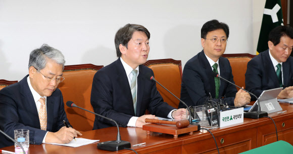 안철수 국민의당 대표가 6일 오전 국회에서 열린 최고위원회의에서 발언하고 있다. 연합뉴스.