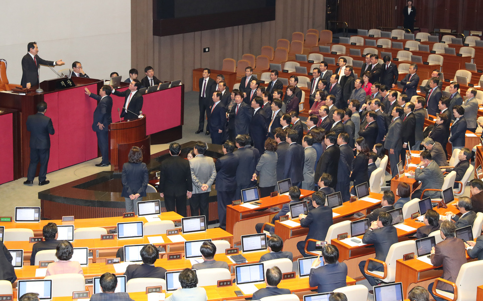 자유한국당 의원들이 5일 밤 국회 본회의에서 법인세법이 통과된 직후 본회의장에 들어와 “왜 자유한국당 없이 표결을 진행하느냐”며 정세균 국회의장에게 항의하고 있다. 강창광 기자 chang@hani.co.kr