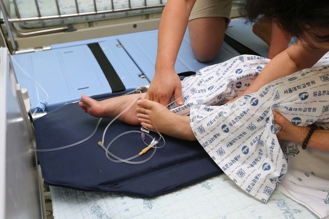 대구의 한 대학병원에서 뇌성마비 오진을 받고 10여년간 누워서 지낸 환자가 약을 바꾼지 일주일 만에 스스로 걷는 일이 벌어지면서 ‘세가와병’에 대한 관심도 높아지고 있다. 류우종 기자 wjryu@hani.co.kr