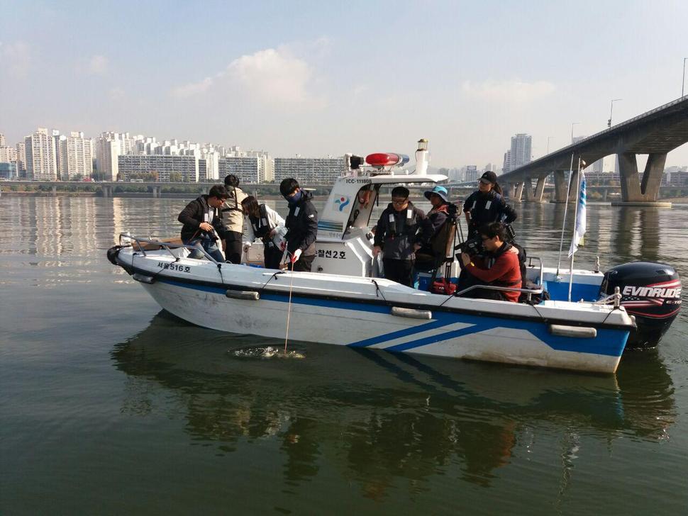 지난 9월 진행된 신곡보 수질조사 현장 환경운동연합제공