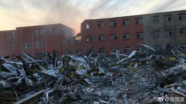중국 베이징 쪽방촌에서 철거된 건물들이 폭격을 맞은 듯 폐허로 변한 모습을 독립 다큐멘터리 감독 장짠보가 찍어 웨이보에 올린 사진. 웨이보 갈무리