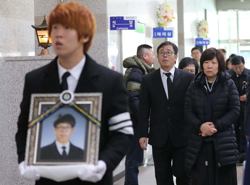 현장실습을 하던 중 사고를 당해 숨진 고 이민호 학생의 발인이 엄수된 6일 오전 제주도 제주시 양지공원에서 이 군의 유족들이 이 군에게 마지막 인사를 하기 위해 관망실로 향하고 있다. 이 군의 영정사진은 지난 7월 이 군이 현장실습을 나가기 전 찍은 졸업사진이다. 백소아 기자 thanks@hani.co.kr