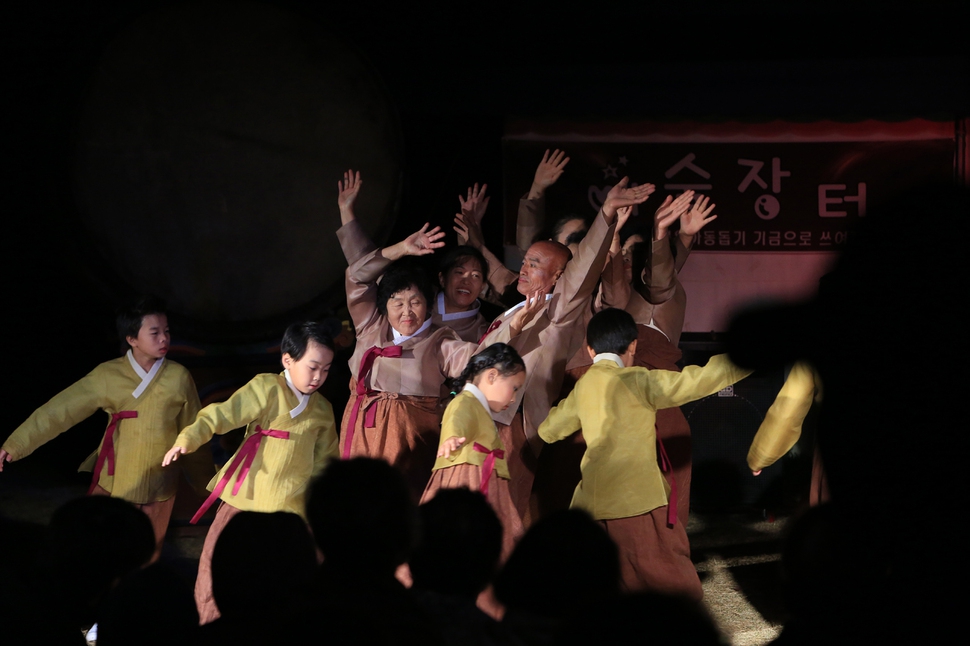 만대마을 주민들이 2014년 10월 나오리생태예술원에서 ‘솔향기 바닷바람 한마당’ 공연을 선보이고 있다. 나오리생태예술원 제공