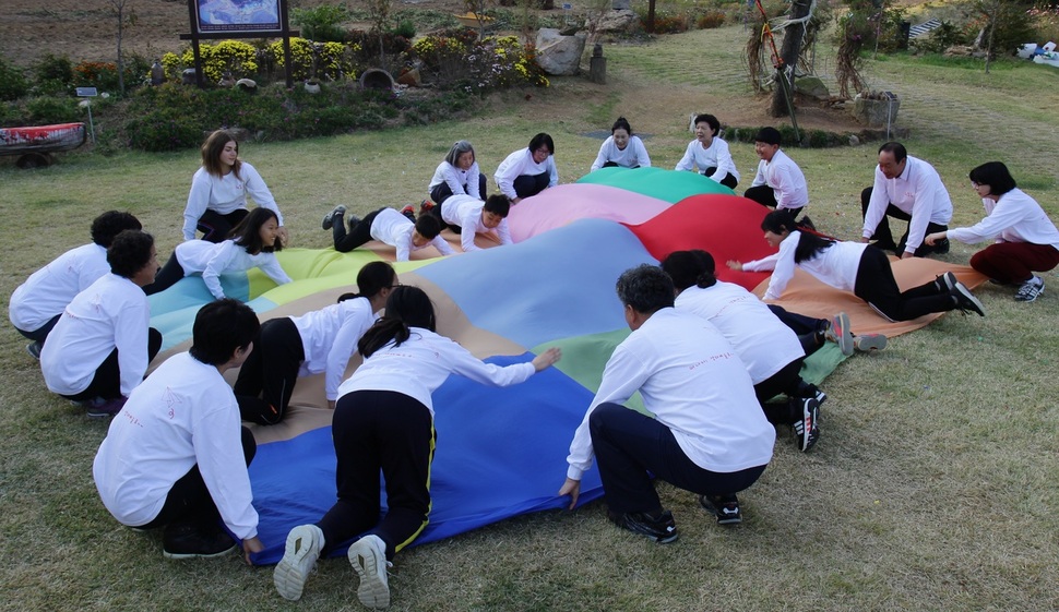 충남 태안 이원면 주민들이 지난 10월24일 만대마을의 나오리생태예술원에서 ‘강강술래’ 연습을 하고 있다. 많은 사람의 노력으로 깨끗해진 바다에 아이들이 뛰어노는 모습을 형상화한 동작이다. 최예린 기자