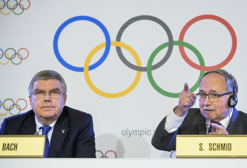 토마스 바흐 국제올림픽위원회(IOC) 위원장(왼쪽)과 자무엘 슈미트 IOC 조사위원장이 5일 스위스 로잔에서 집행이사회를 마친 뒤 정부가 도핑을 주도한 러시아를 평창 겨울올림픽에 출전 금지하기로 결정했다고 발표하고 있다. 로잔/EPA 연합뉴스