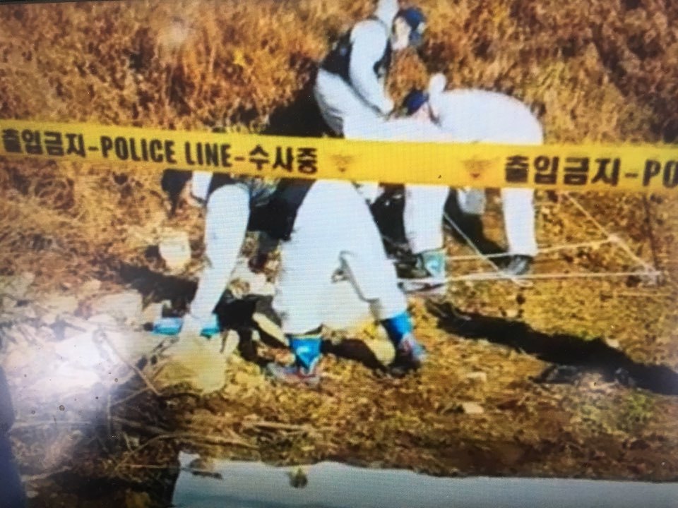 경찰이 지난달 29일 오전 강원도 철원군의 한 농지에서 생매장돼 숨진 ㅊ아무개(49·여)씨를 주검을 수습하고 있다. 경기도 분당경찰서 제공 동영상 캡쳐