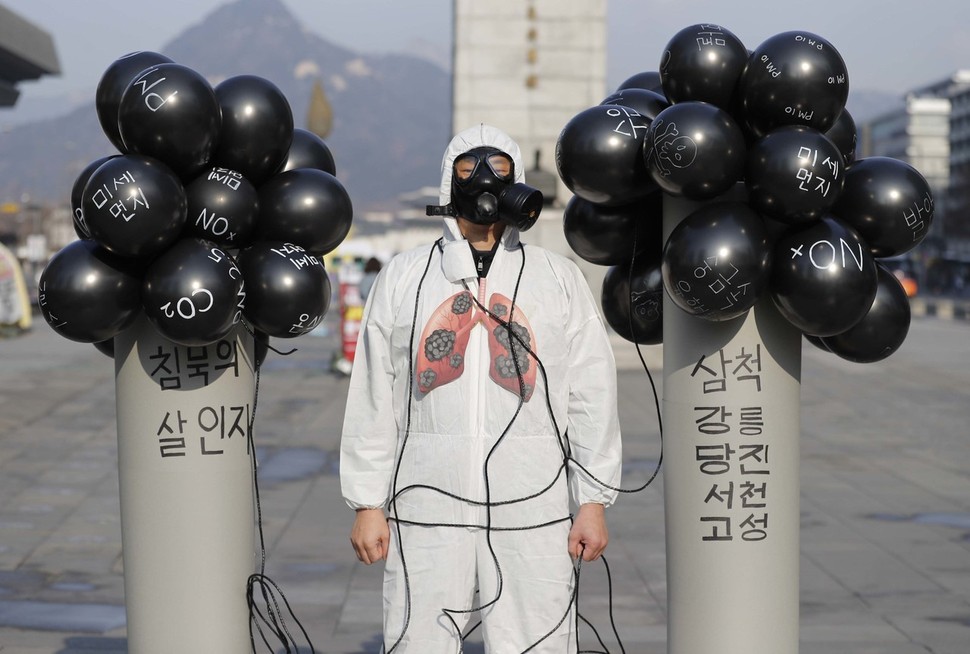 정부의 석탄발전소 확대 방침에 반대하는 환경단체 회원들이 7일 오전 서울 광화문광장에서 석탄화력발전의 피해를 표현한 행위극을 하고 있다. 박종식 기자 anaki@hani.co.kr