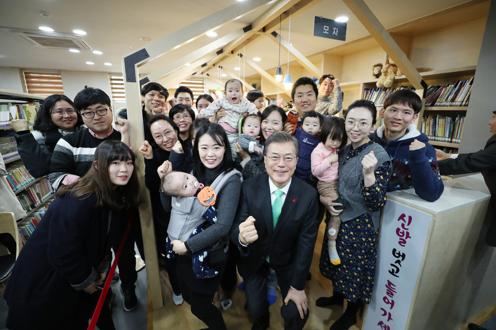 문재인 대통령이 7일 서울 노원구 ‘노원 에너지제로 주택 오픈하우스’행사에 참석해 다리를 살짝 구부려 자세를 낮춘 채 입주민들과 기념촬영을 하고 있다. 청와대사진기자단