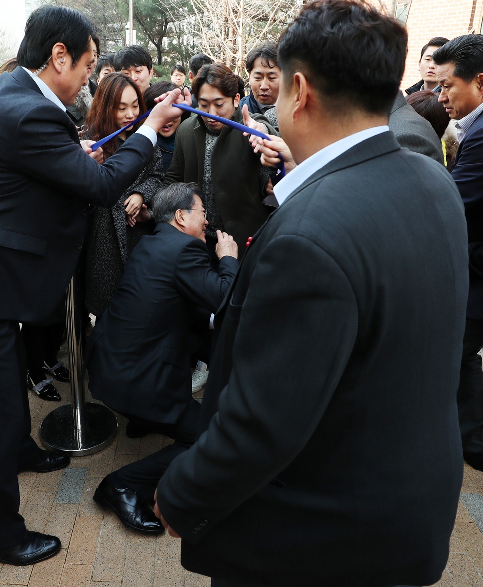 문재인 대통령이 7일 오전 서울 노원구 ‘노원 에너지 제로 주택을 방문해 환영나온 입주민들과 기념촬영을 하기 위해 통제선을 넘고 있다. 청와대사진기자단