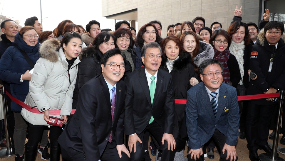 문재인 대통령이 7일 오전 서울 노원구 ‘노원 에너지제로 주택’을 방문해 자세를 낮춘 채 입주민들과 기념촬영을 하고 있다. 청와대사진기자단