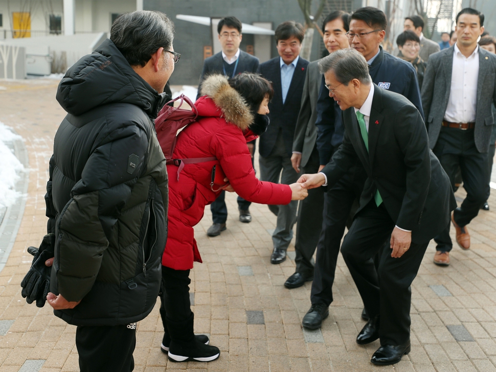 문재인 대통령이 7일 서울 노원구 ‘노원 에너지제로 주택 오픈하우스’행사에 참석해 입주민과 눈높이를 맞춰 인사를 나누고 있다. 청와대사진기자단