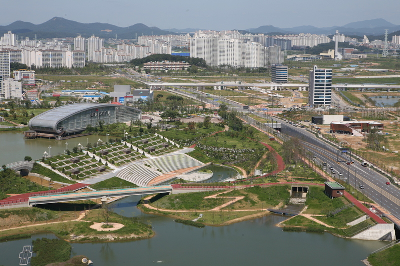 파주 운정지구와 행복도시 2개 단지에 ‘공공지원 민간임대주택’ 시범사업 공모가 이뤄진다. 파주 운정지구 호수공원 모습. LH 제공