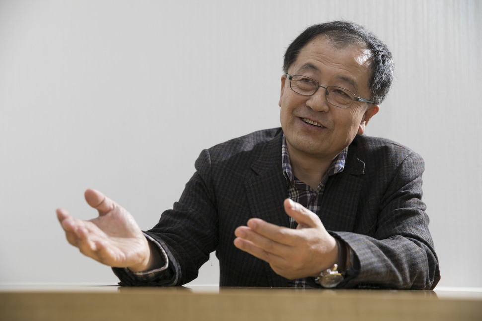 신작 장편소설 <간사지 이야기>를 낸 최시한 숙명여대 교수가 6일 오후 서울 마포구 한겨레신문사 3층에서 <한겨레>와 인터뷰하고 있다. 김성광 기자 flysg2@hani.co.kr