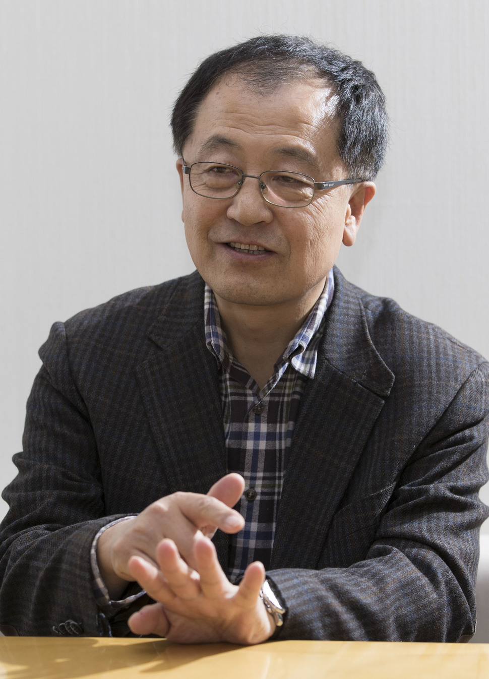 신작 장편소설 <간사지 이야기>를 낸 최시한 숙명여대 교수가 6일 오후 서울 마포구 한겨레신문사 3층에서 <한겨레>와 인터뷰하고 있다. 김성광 기자 flysg2@hani.co.kr