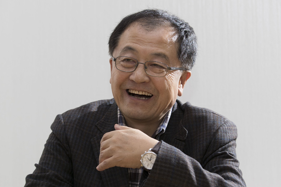 고향인 충남 보령에서 보낸 성장기를 그린 자전적 소설 <간사지 이야기>를 낸 작가 최시한. “정년퇴임 뒤에는 고향에 내려가 살면서 고향과 고향 사람들의 삶에 무언가 이바지할 방법을 찾고 싶다”고 말했다. 김성광 기자 flysg2@hani.co.kr
