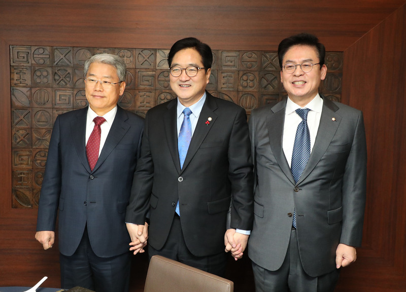 더불어민주당 우원식(가운데), 자유한국당 정우택(오른쪽), 국민의당 김동철 원내대표가 7일 서울 여의도의 한 중식당에서 오찬을 갖기에 앞서 포즈를 취하고 있다. 연합뉴스