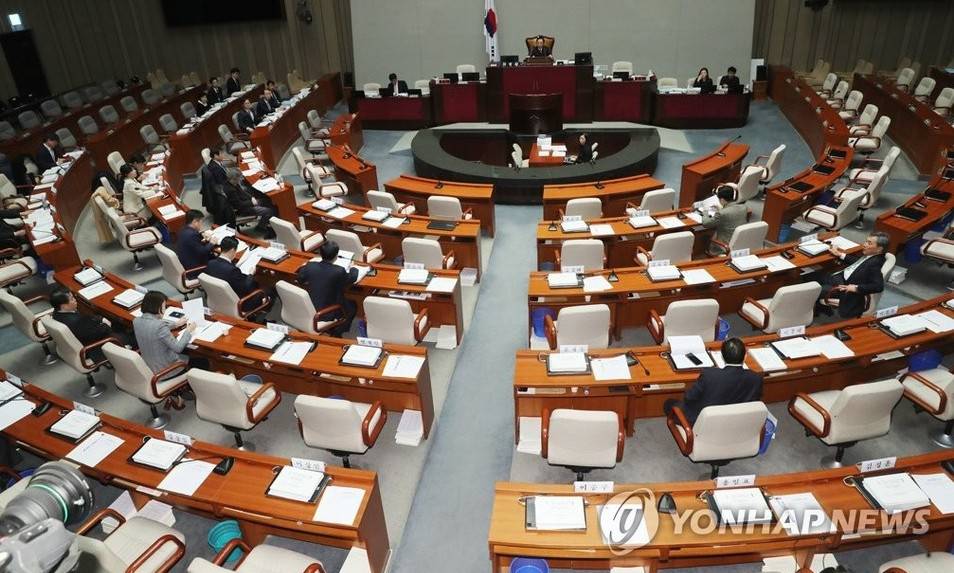 [한겨레 사설] 국회 ‘30년 만의 개헌 기회’ 끝내 걷어찰 건가