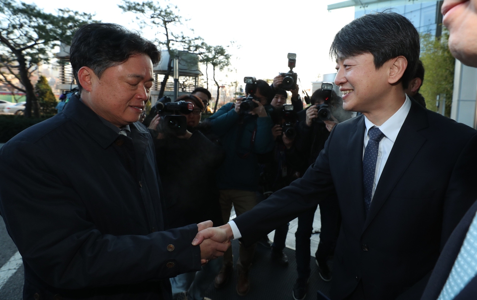 최승호 <문화방송> 새 사장(왼쪽)이 8일 오전 서울 마포구 상암동 사옥에 첫 출근을 해 김연국 전국언론노동조합 문화방송본부 본부장의 환영 인사를 받고 있다. 김정효 기자