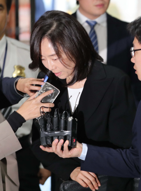 조윤선 전 문화체육관광부 장관이 10월17일 서울 서초구 서울중앙지법에서 열린 항소심 첫 재판에 출석하기 위해 법정으로 향하고 있다. 조 전 장관은 1심에서 블랙리스트 관련 혐의는 무죄, 국회 위증 혐의는 징역 1년 집행유예 2년을 선고받아 석방됐다. 백소아 기자 thanks@hani.co.kr